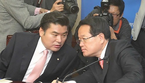 ▲ 한나라당 정의화 비상대책위원장이 12일 여의도 당사에서 열린 첫 비상대책위원회의에서 원유철 비상대책위원과 귀엣말을 하고 있다. ⓒ연합뉴스