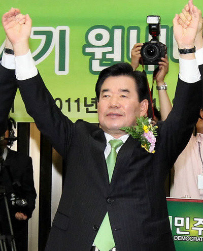 ▲ 민주당 김진표 의원이 13일 국회에서 열린 원내대표 경선 의원총회에서 원내대표로 선출된 뒤 지도부와 함께 손을 들어 답례하고 있다.ⓒ 연합뉴스