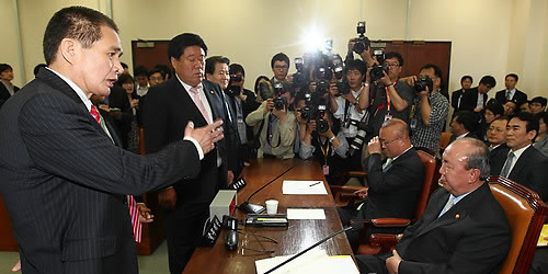 ▲ 한국토지주택공사(LH) 본사의 경남 진주행이 확정된 13일 오후 국회에서 열린 국토해양위 전체회의에서 민주당 의원들이 정종환 국토해양부 장관에게 항의하고 있다. ⓒ연합뉴스