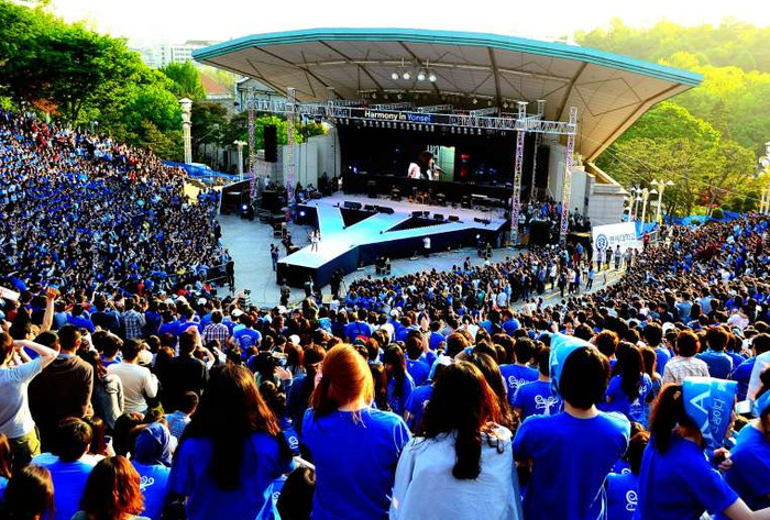 ▲ 13일 연세대에서 열린 아카라카 현장에 수만명의 학생들이 모여 초청 가수의 공연을 관람하고 있다. ⓒ 출처 네이버 블로그 http://tensy23.blog.me/60129881745