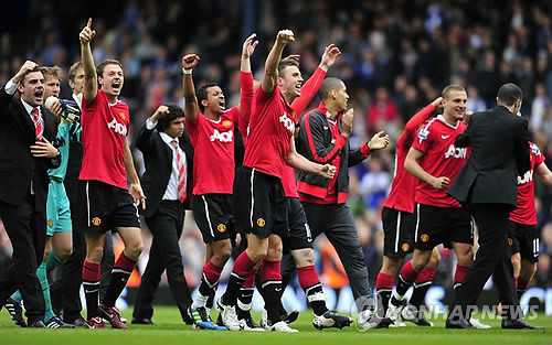 ▲ EPL 통산 19번째 우승으로 기뻐하고 있는 맨유 선수들.ⓒ연합뉴스