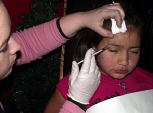 ▲ 8살 밖에 안 된 어린 딸에게 정기적으로 보톡스를 주입해 온 엄마가 아동보호국의 조사를 받게 됐다.ⓒABC-유코피아닷컴 캡처