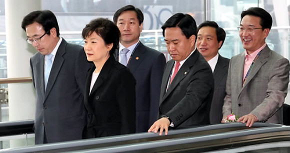 ▲ 박근혜 한나라당 전 대표(가운데)가 지난 8일 이명박 대통령의 특사 자격으로 유럽 3개국 순방을 마치고 귀국하고 있다. ⓒ 연합뉴스