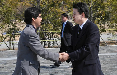 ▲ 김경수 봉하재단 사무국장이 지난달 13일 4.27 경남 김해을 보궐선거에 출마한 김태호 후보를 만나 악수하고 있다. 김 국장은 귀향했던 노 전 대통령을 생전에 그림자처럼 수행했으며 야권 김해을 국회의원 보선 유력후보로 거론됐었다. ⓒ 연합뉴스