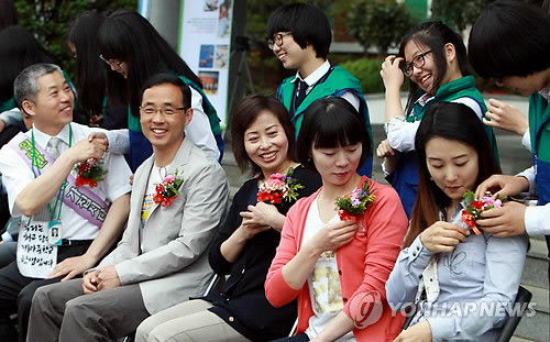 ▲ 스승의 날 광주 광산구 수완중학교 학생들이 교사의 가슴에 카네이션을 달고 있다.ⓒ연합뉴스