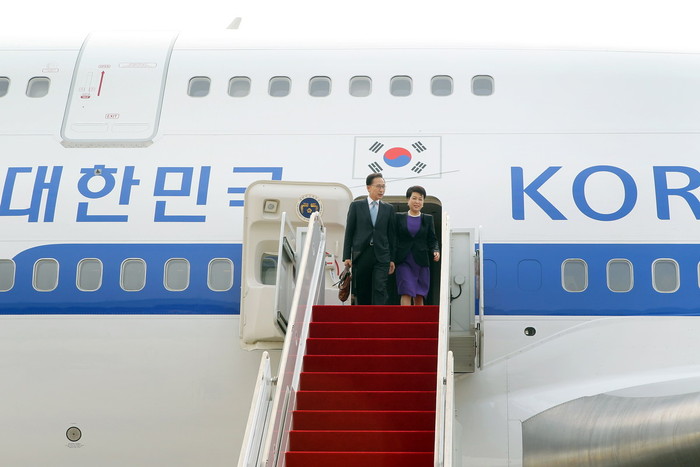 ▲ 유럽 3개국 순방을 마치고 15일 서울공항을 통해 귀국한 이명박 대통령과 부인 김윤옥 여사가 비행기에서 내려오고 있다.ⓒ청와대