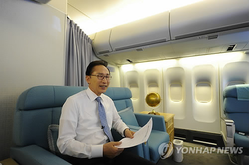 ▲ 이명박 대통령이 15일 오전 유럽 3개국 순방을 마치고 귀국길에 오른 전용기안에서 정례 라디오 연설을 녹음하고 있다.ⓒ연합뉴스