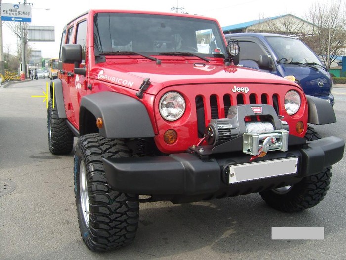 ▲ 최근 서울시가 차량 구조변경에 대해 일제 단속을 벌였다. 사진은 이번 단속에 적발된 광폭 타이어를 장착한 차량 ⓒ 서울시청