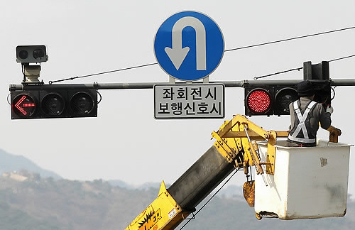 ▲ 지난달 19일 서울 종로구 광화문사거리에서 신호등 교체작업을 하던 모습ⓒ연합뉴스