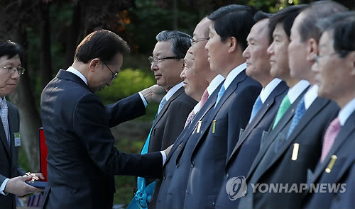 ▲ 이명박 대통령이 16일 오후 청와대에서 열린 '2011 전국중소기업인대회'에서 유공자들에게 훈장을 달아주고 있다.ⓒ연합뉴스