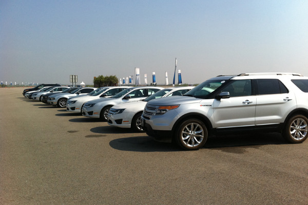 ▲ 시승행사에 참가한 기자들은 처음에는 '머스탱'을 타려고 달렸다. 하지만 행사를 끝낼 때는 '익스플로러'를 타려고 달렸다.