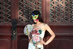 ▲ 중국의 공자 사당에서 반라의 모델들이 바디페인팅 쇼를 하고 있다.ⓒ온바오닷컴 캡처