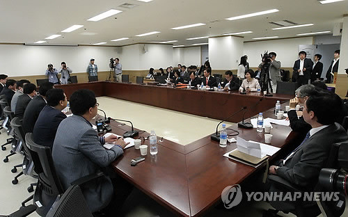 ▲ 새로운 한나라 쇄신모임 소속 의원들이 17일 오전 국회 의원회관에서 모임을 갖고 있다.ⓒ연합뉴스