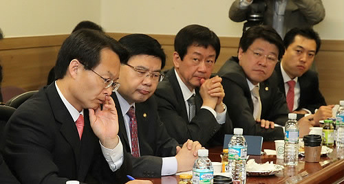 ▲ 17일 오전 국회 의원회관에서 한나라당 조해진의원 등 친이계 의원들이 모임을 갖고 있다. ⓒ연합뉴스