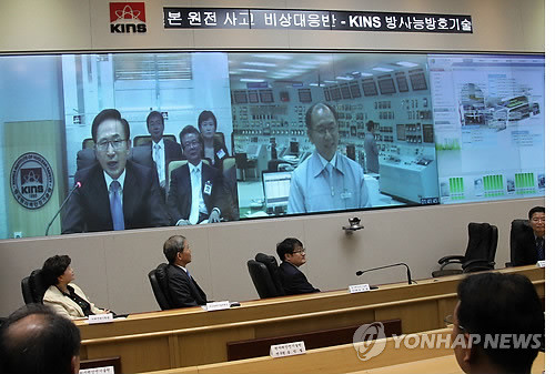 ▲ 이명박 대통령이 17일 오후 대전 유성구 한국원자력안전기술원을 방문, 고리원자력발전소 문병위 제1발전소장과 화상통화하고 있다.ⓒ연합뉴스