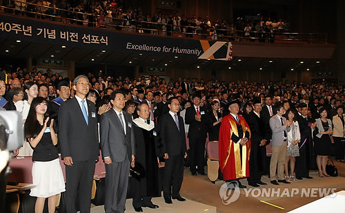 이명박 대통령이 17일 오후 대전 유성구 카이스트를 방문, 'KAIST 개교 40주년 기념 비전 선포식'을 함께하고 있다.ⓒ연합뉴스