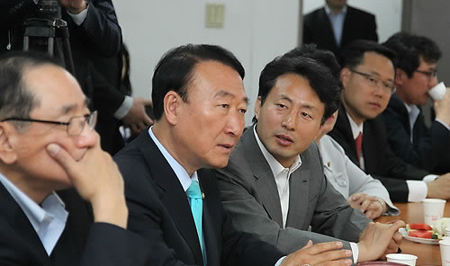 ▲ 18일 오전 한나라당 안경률 의원을 비롯한 '함께 내일로' 소속 의원들이 서울 여의도 사무실에 모여 향후 진로에 대해 논의하고 있다. ⓒ연합뉴스