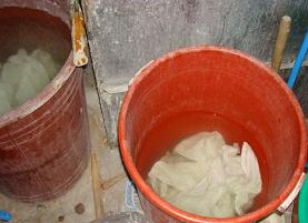 ▲ 한 위생물수건 세탁업체 구석에 물수건이 유독물질에 담겨져 방치된 모습 ⓒ 서울시