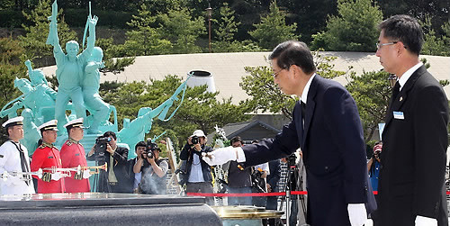 ▲ 김황식 국무총리가 18일 광주광역시 국립 5.18 민주묘지에서 열린 5.18 민주화 운동 기념식에서 분향하고 있다. ⓒ연합뉴스