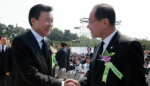 ▲ 김황식 국무총리가 18일 광주광역시 국립 5.18 민주묘지에서 열린 5.18 민주화 운동 기념식에서 분향하고 있다. ⓒ연합뉴스