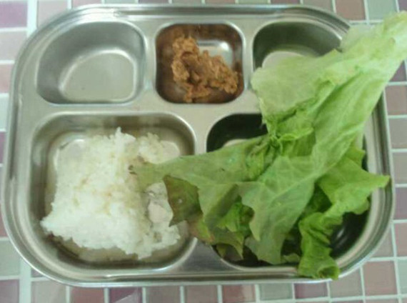 ▲ 상추와 된장뿐인 식사.ⓒ디시뉴스 캡처