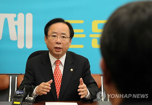 ▲ 한나라당 이주영 정책위의장이 18일 오전 국회에서 열린 통신비 인하 관련 당정협의회에서 방통위 신용섭 상임위원을 상대로 가입비 폐지 등 통신비를 인하할 것을 강력히 주문하고 있다. ⓒ 연합뉴스