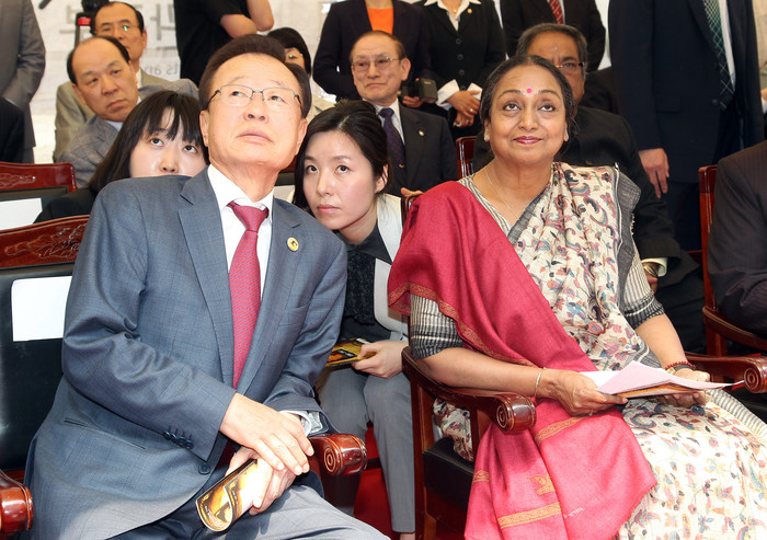 ▲ 박희태 국회의장이 18일 서울 대학로에서 열린 인도 시성(詩聖) 타고르의 흉상 제막식에서 `서울 G20(주요 20개국) 국회의장 회의' 참석차 방한한 인도의 메이라 쿠마르 하원 의장과 얘기를 나누고 있다.