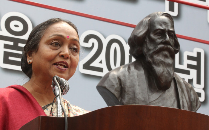 ▲ 서울 G20(주요 20개국) 국회의장 회의' 참석차 방한한 인도의 메이라 쿠마르 하원 의장이 18일 서울 대학로에서 열린 인도 시성(詩聖) 타고르의 흉상 제막식에서 축사를 하고 있다.