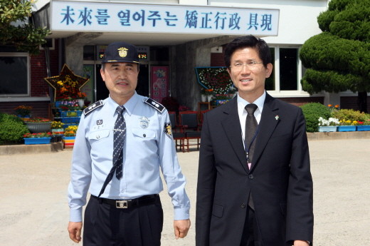 ▲ 김문수 경기도지사가 18일 23년전 수감됐던 광주교도소를 방문해 당시 근무했던 김관순교도관과 만나 교도소를 둘러보고 있다.ⓒ경기도