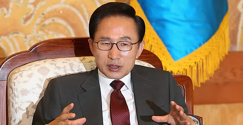 ▲ 이명박 대통령이 18일 오전 청와대에서 아흐메드 조그라프 생물다양성협약(CBD) 사무총장 등 국제기구 사무총장을 접견하며 이야기하고 있다. ⓒ연합뉴스