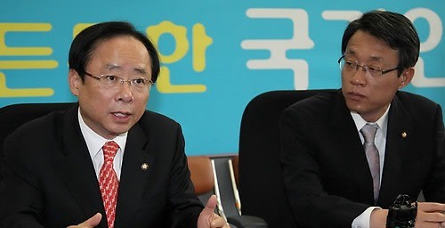 ▲ 한나라당 이주영 정책위의장이 18일 국회 정책실을 방문한 곽승준 미래기획위원장에게 연기금 등 정부의 미래정책에 대해 질문하고 있다. 우측은 김성식 정책부의장 ⓒ연합뉴스