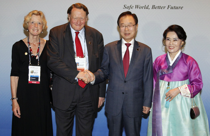 ▲ 2011 서울 G20 국회의장회의 개최를 하루 앞둔 18일 저녁 서울 중구 장충동 신라호텔에서 열린 환영만찬에서 박희태 국회의장과 부인 김행자 여사가 존 스텐리 영국 하원의원 내외를 맞이하고 있다. ⓒ 연합뉴스