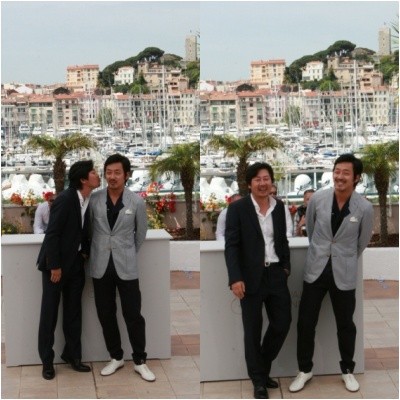 ▲ 김윤석과 하정우가 포토콜에 응하며 활짝 웃고 있다. ⓒN.O.A