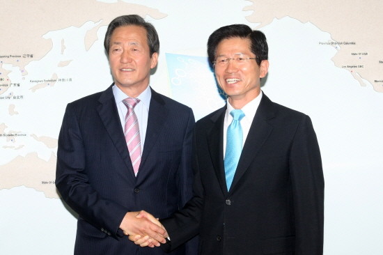 ▲ 19일 오전 한나라당 정몽준 전 대표와 김문수 경기도지사가 악수를 나누고 있다 ⓒ 뉴데일리