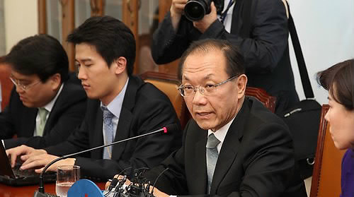 ▲ 한나라당 황우여 원내대표가 19일 오후 국회 당 대표실에서 이날 오전 박근혜 전 대표와의 회동 관련, 브리핑을 하고 있다. ⓒ연합뉴스