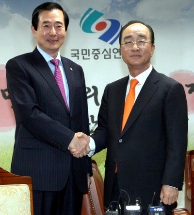 ▲ 국민중심연합 심대평 대표(오른쪽)가 19일 국회 대표실을 방문한 자유선진당 변웅전 대표와 악수하고 있다. 이 자리에서 변 대표는 양당 합당을 공식적으로 제의했다.  ⓒ연합뉴스