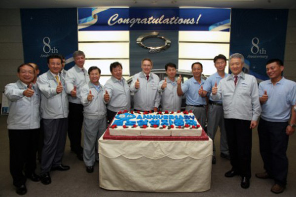 ▲ 2008년 르노삼성의 임단협 타결 사진. 르노삼성은 평소 노조와 사측이 '소통'에 열심인 덕에 10년째 무분규를 지켜가고 있다.