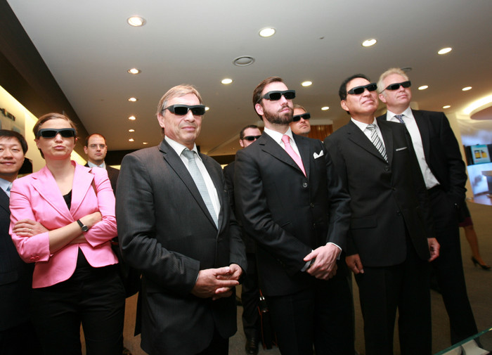 ▲ 19일 삼성전자를 방문한 룩셈부르크 기욤 왕세자 일행이 스마트 TV를 시청하고 있다. 기욤 왕세자는 분홍색 넥타이를 매고 관람 중이다. ⓒ 삼성전자