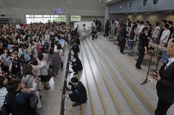 ▲ 지난 15일 일본 지바현 마쿠하리 멧세에서 진행된 제4회 K-POP Super Live Concert 직후, X-5와 대국남아를 보기위해 몰려든 일본 팬들로 공연장 입구가 인산인해를 이룬 모습.  ⓒ 뉴데일리