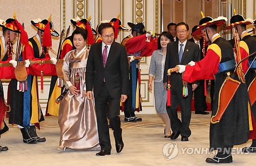 ▲ 이명박 대통령과 부인 김윤옥 여사가 19일 청와대에서 열린 서울 G20(주요 20개국) 국회의장 회의 참석자 초청 만찬에 참석하고 있다. 뒤는 박희태 국회의장과 부인 김행자 여사. ⓒ 연합뉴스