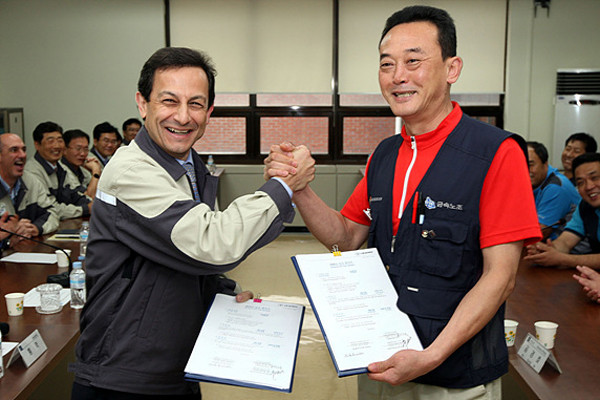 ▲ 한국GM 임단협 타결 당시 사진. 한국GM은 2001년 부평 파업사태 이후 노사 모두 '위기의식'을 잃지 않으려 노력하고 있다고. 때문에 어떤 경우에도 파업이나 쟁의는 피하려 노력한다고 밝혔다.