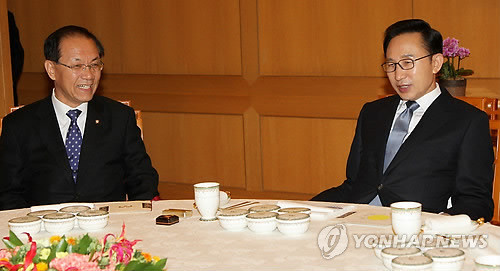 ▲ 이명박 대통령이 20일 청와대에서 황우여 한나라당 원내대표 등 한나라당 신임 지도부와 조찬 간담회를 갖고 있다. ⓒ 연합뉴스