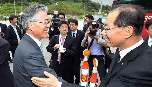 ▲ 한나라당 황우여(오른쪽) 원내대표와 문재인 노무현재단 이사장이 고(故) 노무현 전 대통령 서거 2주기를 사흘 앞둔 20일 경남 김해시 진영읍 본산리 봉하마을 사저 앞에서 밝은 표정으로 인사를 나누고 있다.ⓒ연합뉴스