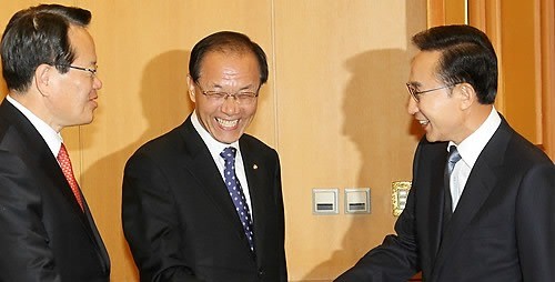 ▲ 이명박 대통령이 20일 청와대에서 황우여 한나라당 원내대표, 정의화 비상대책위원장과 반갑게 인사하며 얘기하고 있다. ⓒ연합뉴스