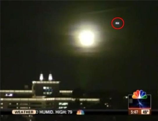 ▲ 미국에서 자동차처럼 생긴 미확인비행물체(UFO)가 밤하늘을 비행하는 모습이 우연히 TV 카메라에 잡혔다.ⓒ유투브 영상 캡처