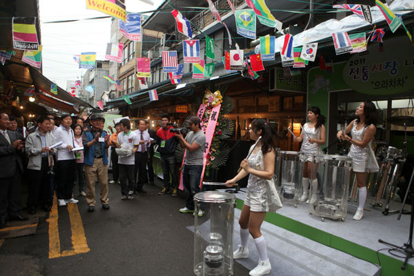 ▲ 퓨전타악공연으로 흥을 돋는 전통시장 나들이ⓒ노용헌기자