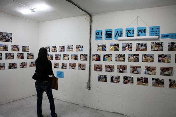 ▲ 통인시장에서 열리고 있는 인물 사진전ⓒ노용헌기자