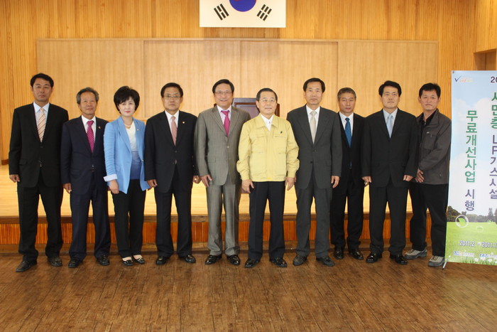 ▲ 한국가스안전공사는 20일 경북 구미서 '서민층 가스시설 개선사업' 발대식을 가졌다. 왼쪽에서 다섯번째는 박환규 가스안전공사 사장. ⓒ 자료사진