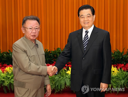 ▲ 사진은 김정일 국방위원장이 지난해 5월 4년만에 전격적으로 방중해 후진타오 국가주석과 정상회담을 하기에 앞서 악수하는 모습.ⓒ연합뉴스