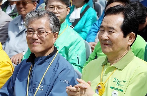 ▲ 문재인 노무현재단 이사장(좌)과 민주당 정세균 최고위원이 19일 오전 광주 무등산 증심사지구 문빈정사 앞에서 열린 '노무현 등산로' 명명을 위한 선포식에 참석하고 있다. ⓒ연합뉴스